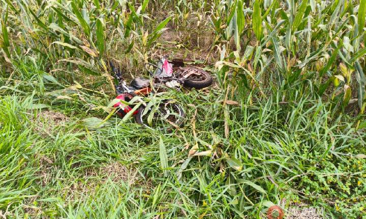 Batida lateral entre carro e moto deixa homem gravemente ferido na PR-474