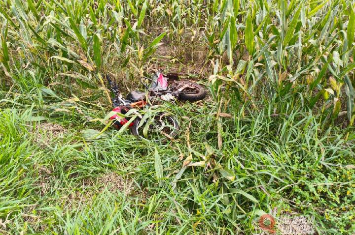 Batida lateral entre carro e moto deixa homem gravemente ferido na PR-474