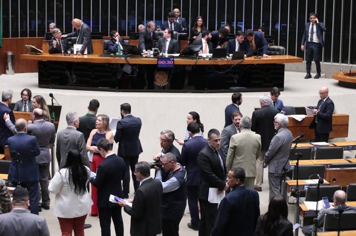 Câmara aprova fim da escala 6x1 com jornada máxima de 40 horas semanais; acompanhe