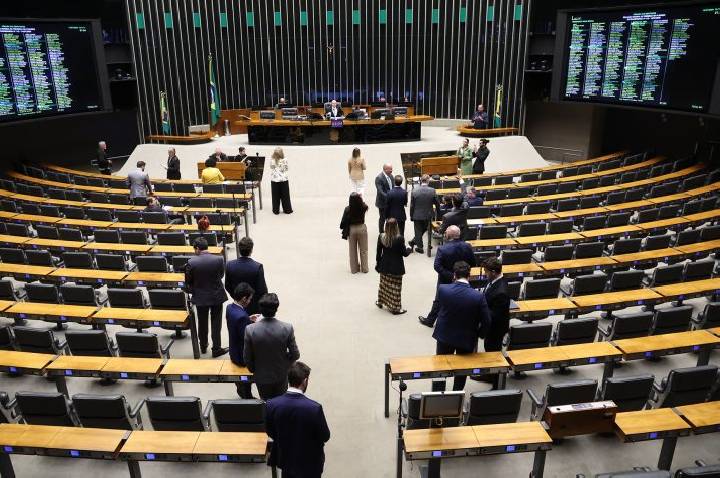 Câmara aprova uso de trajes tradicionais em fotos de documentos oficiais; acompanhe