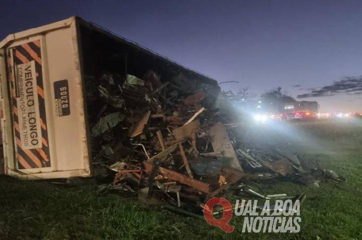 Carreta carregada com sucata tomba na BR-277 em Cascavel