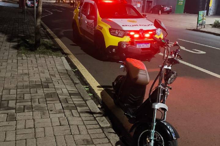 Ciclomotor elétrico é apreendido pela PM após condutor ser flagrado usando celular no Centro de Cascavel