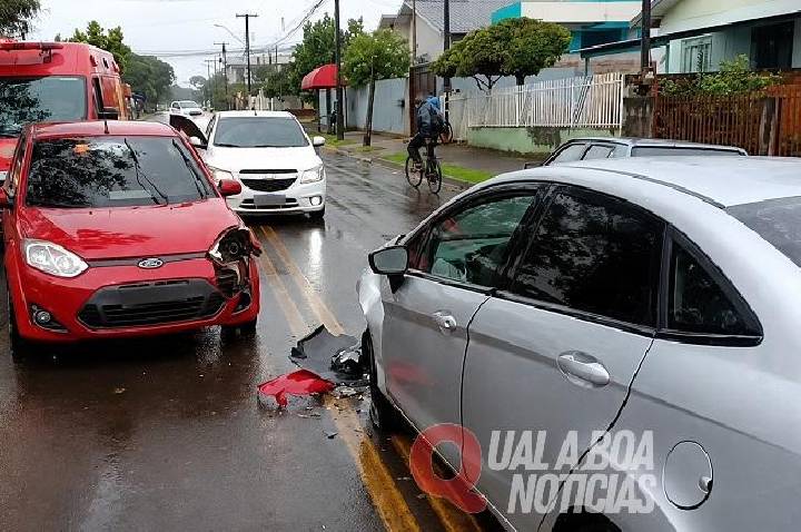 Colisão lateral entre dois carros deixa motorista ferido na tarde desta quarta-feira no bairro Maracanã, em Toledo