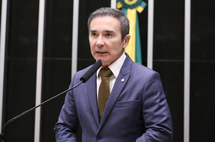 Comissão aprova fomento a curso gratuitos de Libras em universidade para família de pessoa com deficiência auditiva