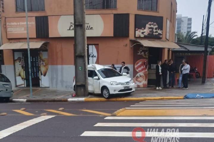 Forte colisão deixa motorista ferida e carro imprensado contra padaria no Jardim La Salle; condutora de Nivus foge sem prestar socorro