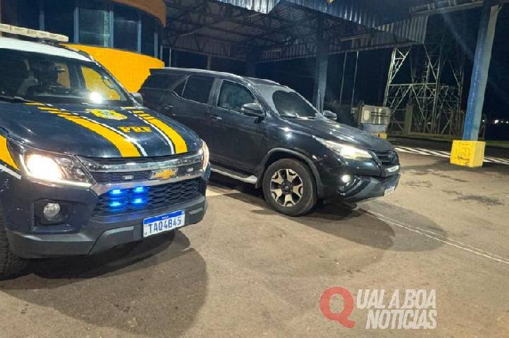 Homem é preso na BR-272 em Terra Roxa com caminhonete Hilux adulterada e restrição judicial