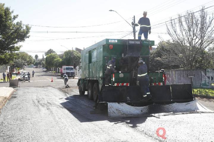 Moradores apontam falhas em microrrevestimento asfáltico dias após início de obras em Cascavel