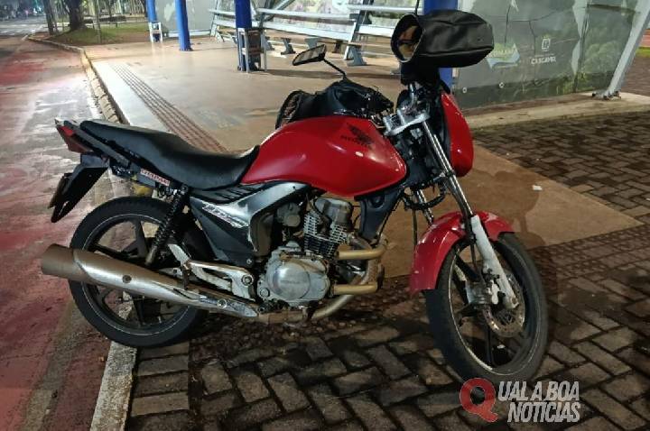 Motocicleta com sinais de abandono e danos na ignição é recolhida pela PM na Avenida Brasil