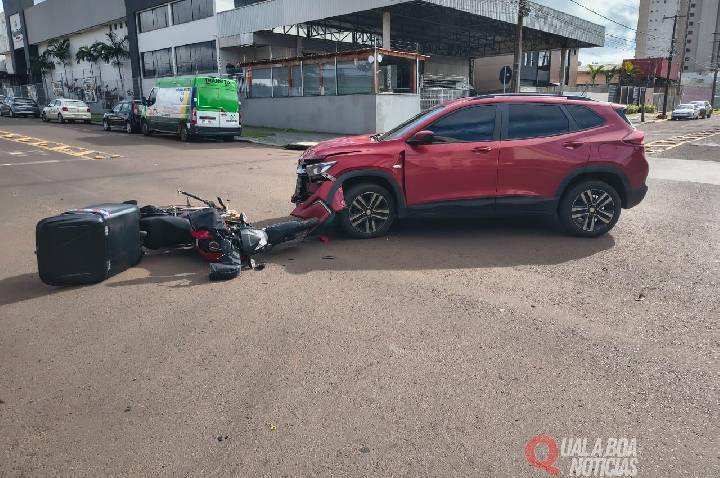Motociclista é levado ao HU após acidente durante conversão de carro em Cascavel