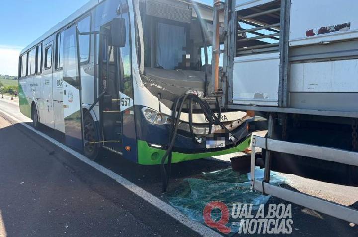 Ônibus da Saúde de Guaíra se envolve em acidente com caminhão na BR-163