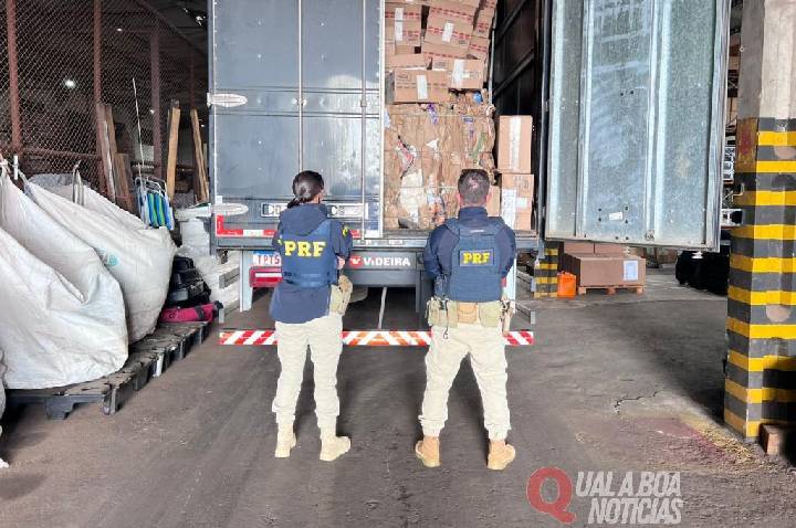 PRF apreende 200 mil maços de cigarros sob fardos de papelão na BR-163