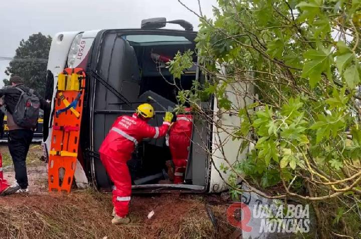 Tombamento de ônibus deixa mais de 20 feridos na BR-277 após colisão com carro