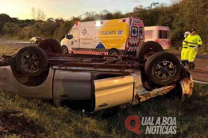 Toyota Hilux capota na BR-163 após motorista perder o controle da direção em Sede Alvorada