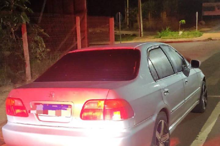 Veículo com sinais de arrombamento é abandonado na contramão e recolhido pela PM no bairro Interlagos