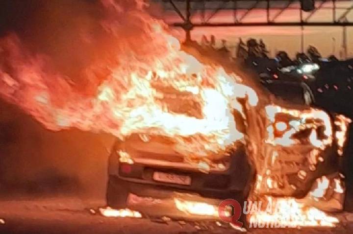 Vídeo impressionante! Carro pega fogo na BR-277 com casal, duas crianças e cachorro; veículo é totalmente destruído