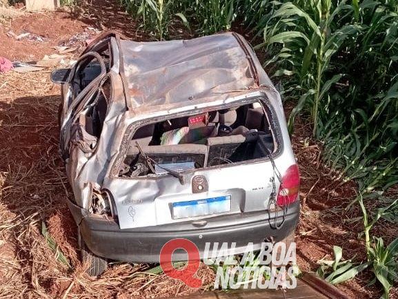 Carro de Mercedes com cinco pessoas capota no viaduto da Frimesa, na BR-163