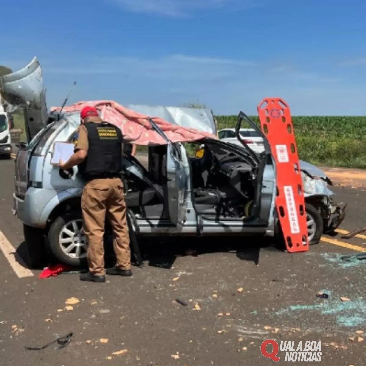 Criança e três adultos de Nova Santa Rosa ficam feridos em colisão entre carro e caminhão no norte do PR