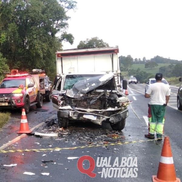 Duas pessoas morrem em acidente entre carro e caminhão na BR-376