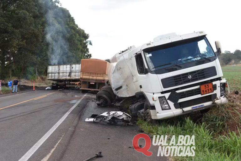Motorista morre após batida frontal entre duas carretas na PR-323