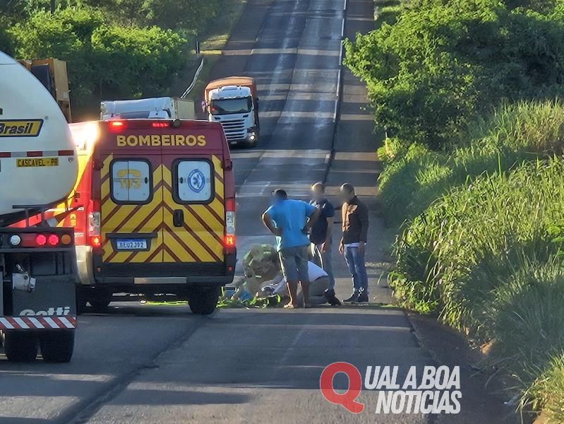 Mulher sofre múltiplas fraturas em acidente envolvendo biz e carreta em Novo Horizonte