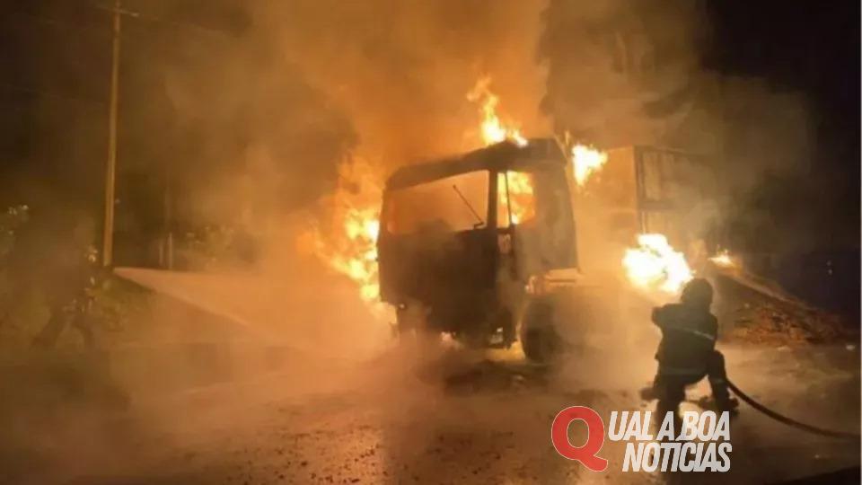 Caminhão carregado com 35 toneladas grãos pega fogo na BR-376