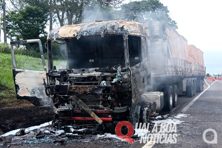Caminhão com barris de chopp é destruído por incêndio na PR-323, em Cruzeiro do Oeste