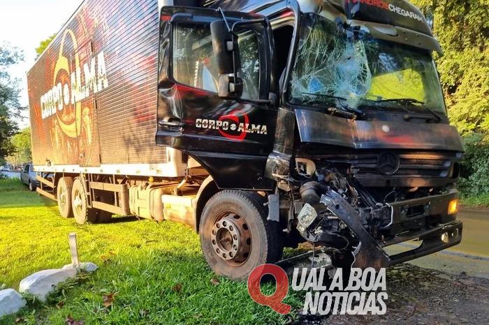 Caminhão da banda Corpo e Alma se envolve em grave acidente, um homem perdeu a vida