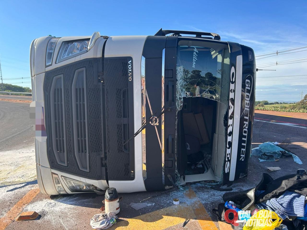 Caminhão tomba e bloqueia trecho da PRc 467, em Marechal Rondon