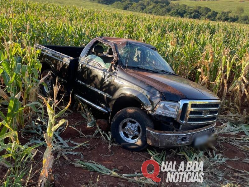 Caminhonete fica destruída em capotamento no interior de Mercedes