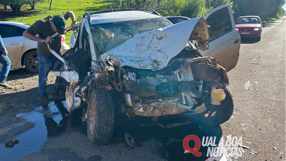 Grave acidente entre trator e Saveiro deixa dois feridos na PR 562