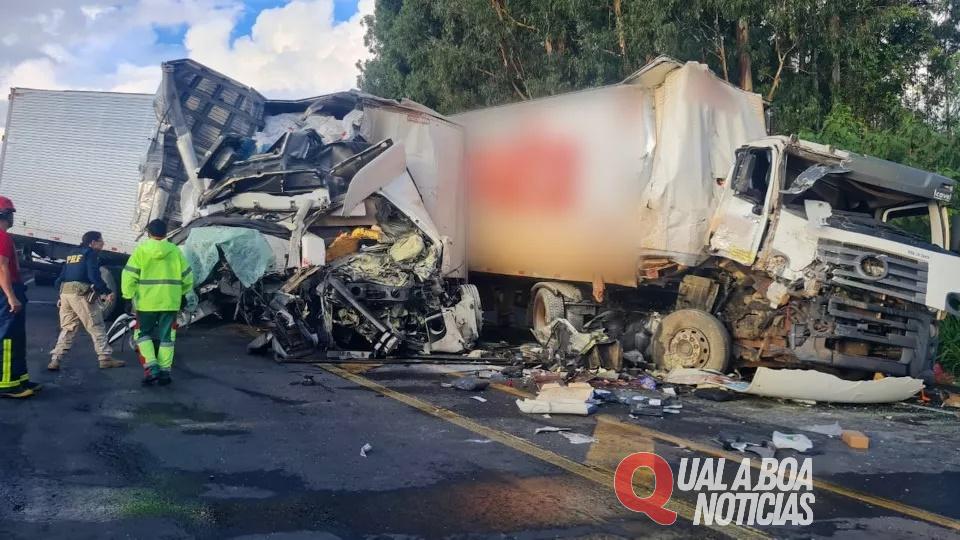 Homem morre em batida frontal entre caminhão e carreta na BR 376