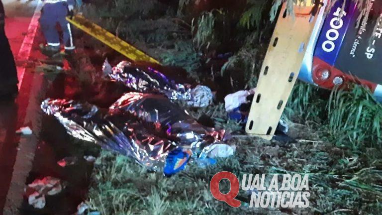 Micro-ônibus de turismo tomba e mata pelo menos três pessoas na PR-317