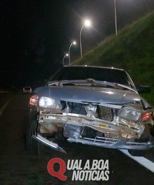 Motorista bate contra barranco na PRc-467 e veículo para na contramão