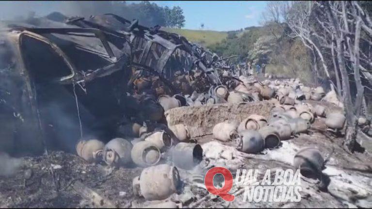 Motorista morre após caminhão carregado com botijões pegar fogo na BR-277