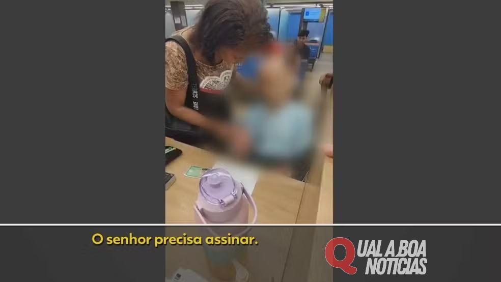 Mulher leva morto em cadeira de rodas para sacar empréstimo de R$ 17 mil e pede a ele: ‘Assina’