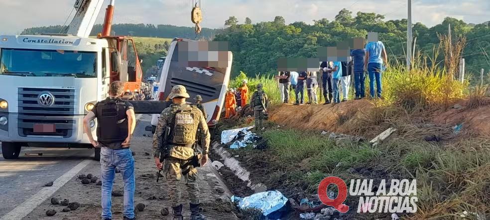 Ônibus de turismo do Rio de Janeiro tomba em rodovia na Bahia e deixa 8 mortos e 24 feridos