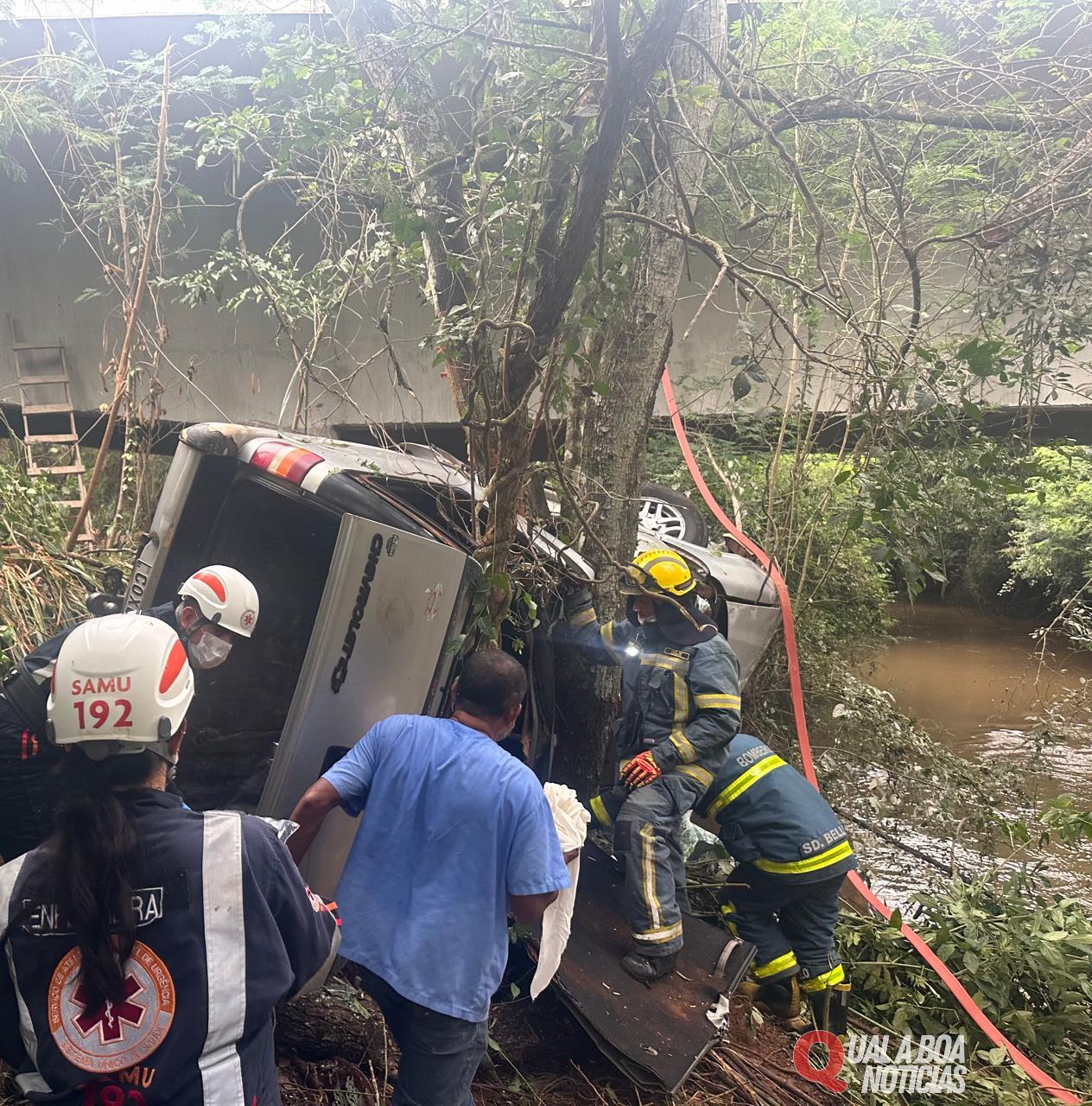 Veículo cai da ponte do Rio Açu entre Palotina e Terra Roxa