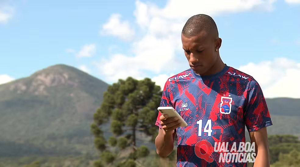 Atacante do Paraná Clube descreve angústia com filhos e família no Rio Grande do Sul: 