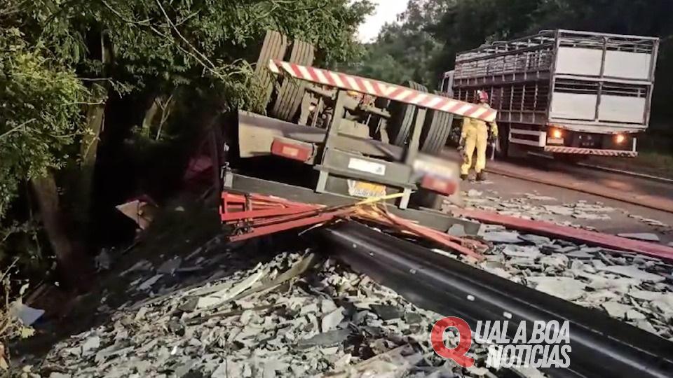 Caminhão carregado com mármore tomba nas proximidades de ponte na PR 317