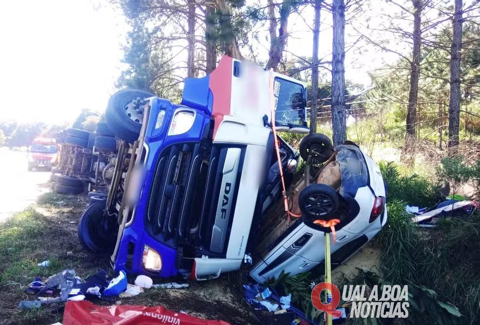 Caminhoneiro morre após tombar carreta em cima de carro e prensá-lo em barranco na PR-170