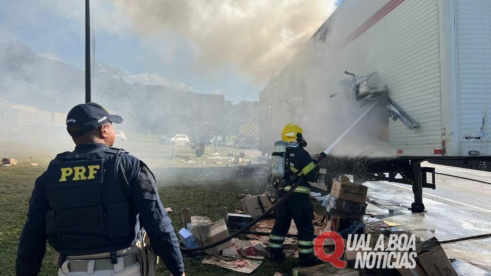 Carreta com carga milionária é saqueada após pegar fogo na BR-376