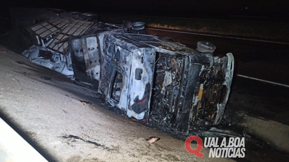 Carreta pega fogo na BR-163 após tombamento em Toledo
