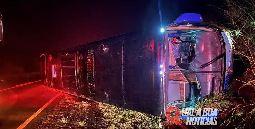 Cinco pessoas ficam feridas após tombamento de ônibus no interior do Paraná