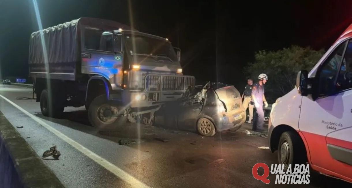 Em meio às chuvas, caminhão do Exército bate em carro e deixa 3 mortos em Esteio (RS)