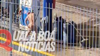 Enche o tanque e “ganha a lavagem”? Homem é flagrado tomando banho em posto de combustível em Cascavel