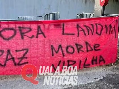 Faixa, pipoca e PM: Protesto deixa rastros no CT do Flamengo