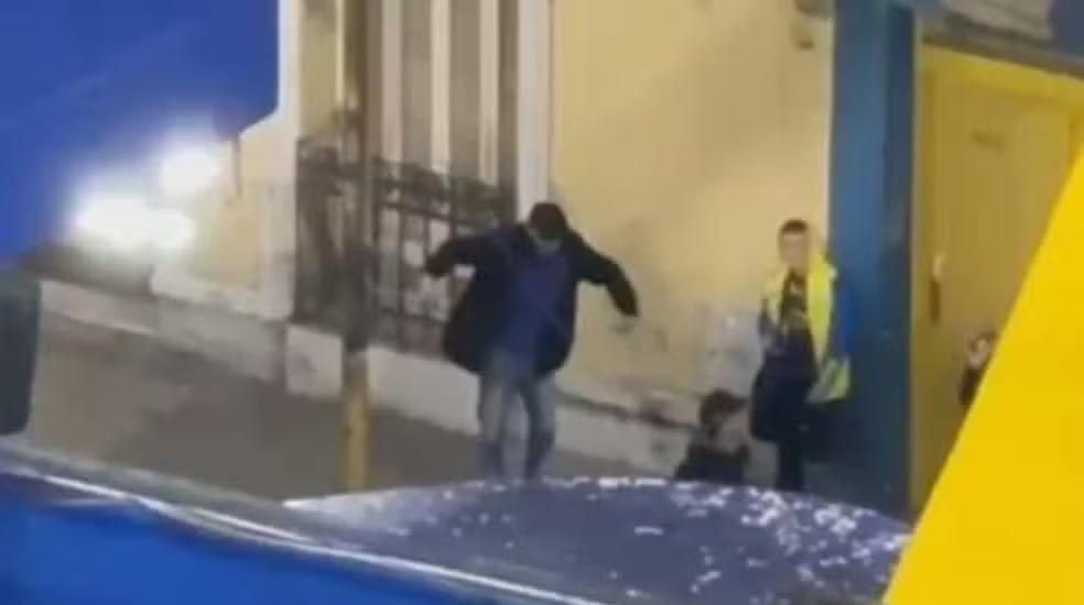 Homem faz gestos racistas para torcida do Fortaleza após empate com Boca Juniors