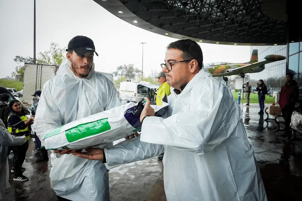 Jogadores e direção do Juventude entregam 30 toneladas de doações em cidades atingidas por enchentes
