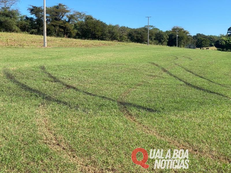 Jovem fica gravemente ferido após acidente com trator no interior de Mercedes
