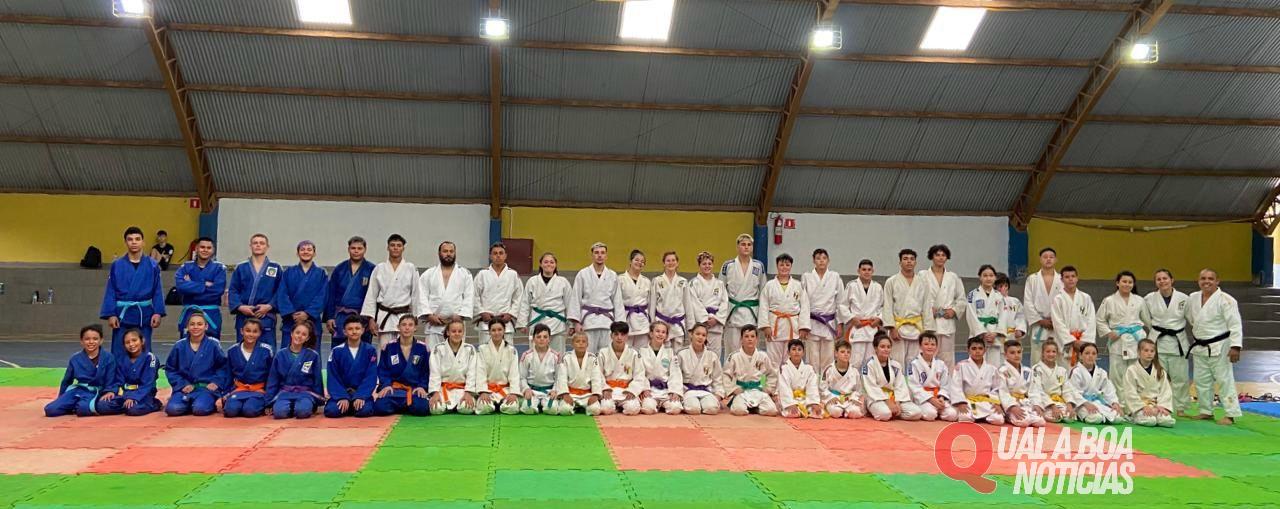 Judocas da Associação de judô Ricardo Santos competem em campo Mourão